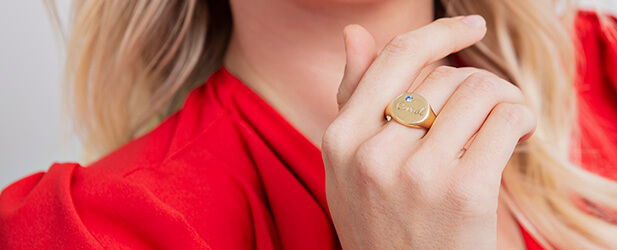 signet ring on a Solo Mio Jewelry model